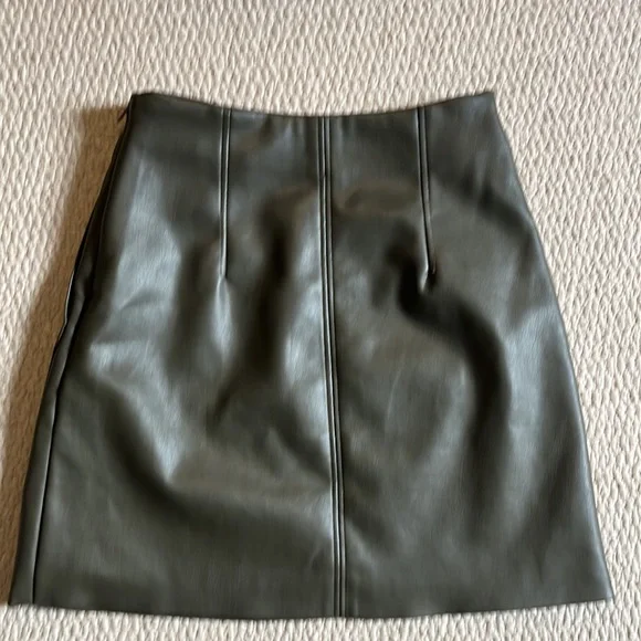 H&M Mini Skirt Vegan Leather Forest Green Pockets size 2 - Picture 2 of 6